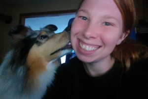 Hundemaedchen_Gaia_Langhaarcollie_Collie_Rough_Bluemerle_Trickdogging_Trick_Beschaefigung_Selfie_Trick_Kuss